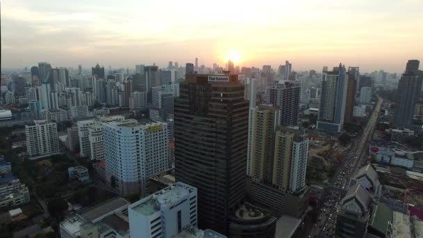 Bangkok thailand - 18. Dezember 2015: Luftaufnahme des Wolkenkratzers und des Sonnenuntergangs über der Stadtlandschaft der thailändischen Hauptstadt — Stockvideo