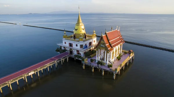 Wat hong thong templet bara en buddha religionen kyrkan i havet coa — Stockfoto