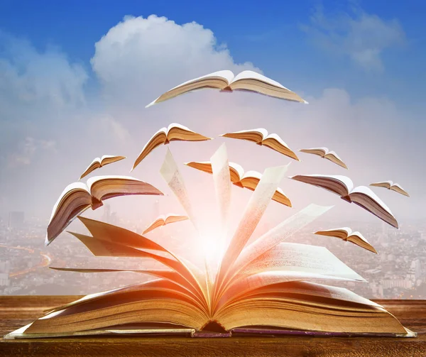 Abstract vom offenen Bücherfliegen als Wissensweisheit in die Zukunft — Stockfoto