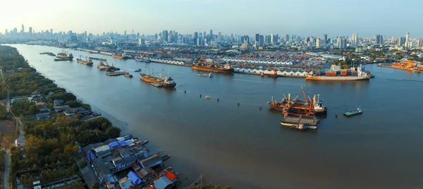 Letecký pohled na klong tuey port a kontejnerová loď plovoucí v ch — Stock fotografie