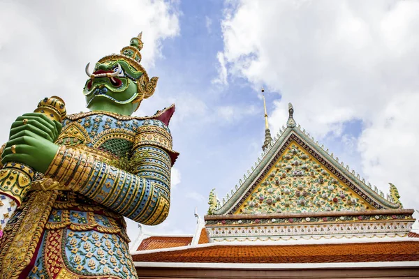 Thai giant statue in wat arun temple most popular traveling dest — Stock Photo, Image