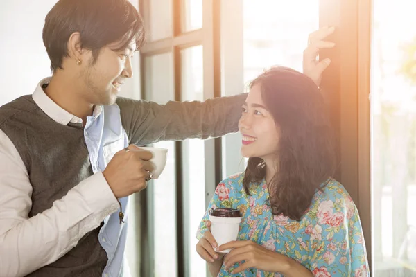 Couples of younger asian man and woman with coffee cup in hand t — Stock Photo, Image