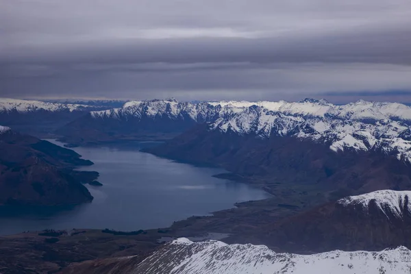 雪山和湖泊瓦卡提普南岛鸟图 — 图库照片