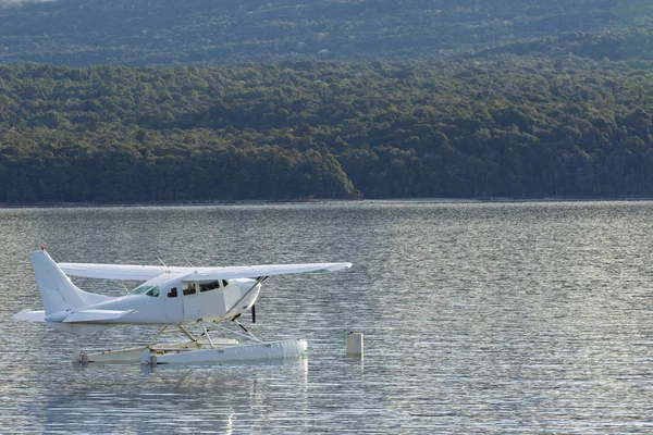 Vatten propellerplan flyter på färskvatten sjö — Stockfoto