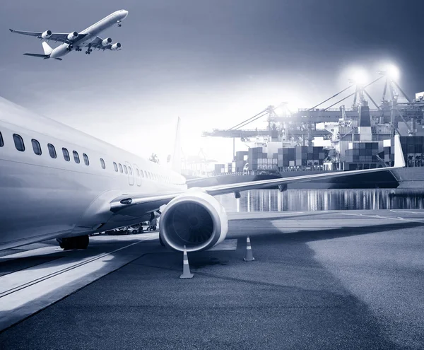 Samolot transportowy frachtu w Lotnisko i port liczby przewozów kontenerowych — Zdjęcie stockowe
