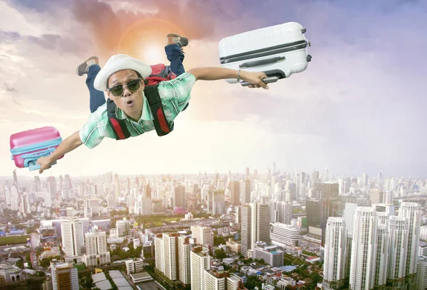 Felicità faccia di asiatico viaggiatore uomo volare con due bagaglio ba — Foto Stock