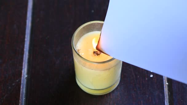 Fogos de luz de vela queimados em folha de papel branco — Vídeo de Stock