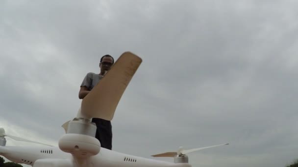 Hombre despegando drone al cielo — Vídeo de stock