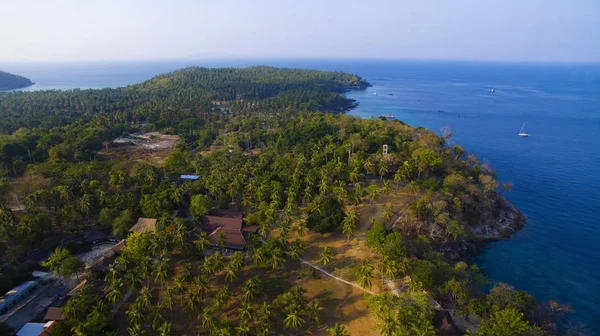 Raca Adası ve mavi andaman deniz Phuket Güney havadan görünümü — Stok fotoğraf