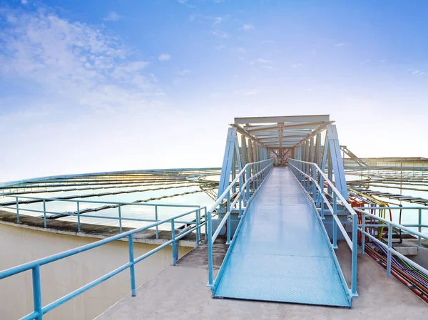 Mooie blauwe hemel van milieu-waterwerken-fabriek in zware indu — Stockfoto