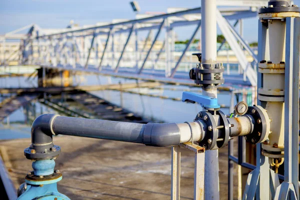 Waterleiding en gezamenlijke in waterwarks fabriek — Stockfoto