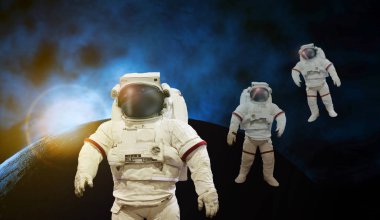 astronot uzay ile güneş ışığı dünya ve evren ile çalışma 