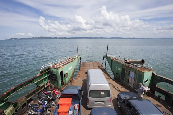 繁体字タイ - 10 月 30, 2014: フェリー ボートを運ぶ車両を土地します。 — ストック写真