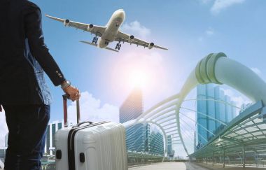 iş adamı ve Bagaj şehir hayatında flyin uçak ile seyahat