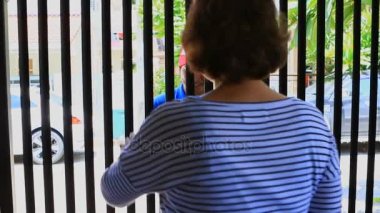 Teslimat erkek ve kadın karton kutu evde kabul