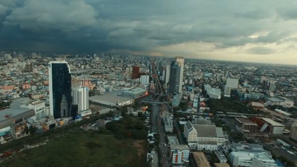 BANGKOK TAILANDIA - 7 DE JUNIO DE 2017: vista aérea del moderno edificio alto en ratchadaphisek carretera nuevo centro de oficinas de negocios en Bangkok — Vídeo de stock