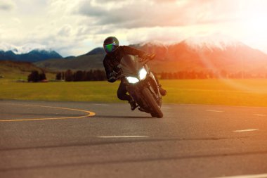 spor motosiklet yaslanmış travelin ile keskin eğrisindeki kişini