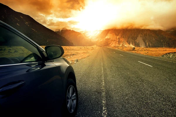 Car and road trip in aoraki - mt.cook national park south island — Stock Photo, Image