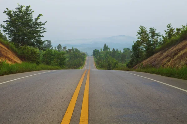 Widzenia asfalt autostrada w scena — Zdjęcie stockowe