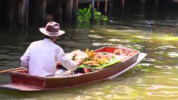 Hombre de vela barco de madera en el canal de Bangkok Tailandia — Vídeo de stock