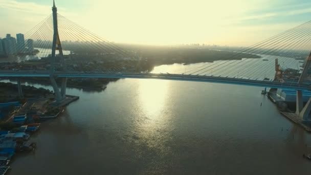 Vista aérea da ponte bhumibol atravessando o rio Chao Praya bangkok Tailândia — Vídeo de Stock