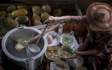 Tay şehriye yiyecek tekne yüzen Pazar içinde yüzen Tay yapma