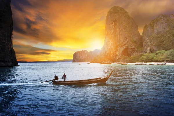 Довгий хвіст човни в Андаманське море півдні Таїланду — стокове фото