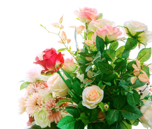 Hermosas rosas artificiales flores ramo arragngement aislado — Foto de Stock