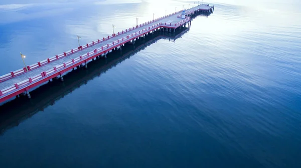 Bel ponte sul porto e mare blu pianura in luce del mattino — Foto Stock