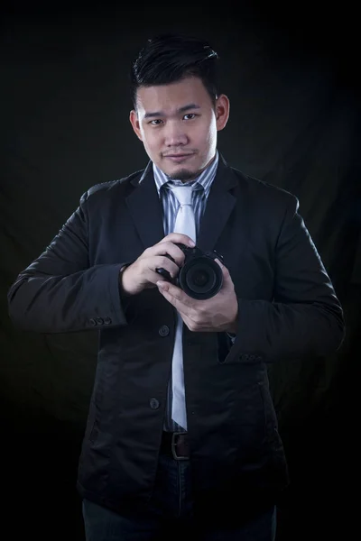Porträtt av aisan yngre man med dslr kameran i hand photograp — Stockfoto
