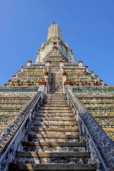 Stairway to wat arun temple pagoda most popular religious travel — Stock Photo, Image