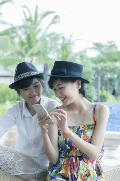 Hermosa asiático joven mujer toothy sonriendo cara y jugando en —  Fotos de Stock