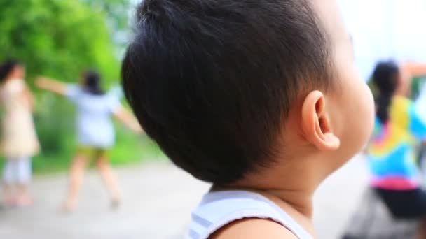Cerca hasta asiático niños jugando en parque infantil — Vídeos de Stock