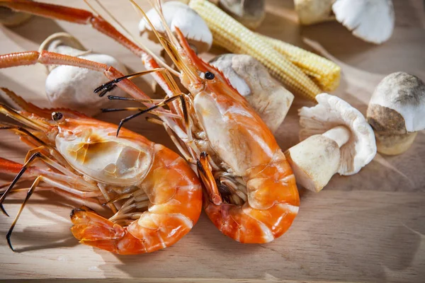 Shrimp grilled with corn and mushroom on clean wood plate — Stock Photo, Image