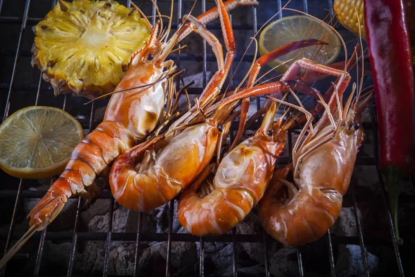 Shrimp grilled on barbeque charcoal oven with lemon pineapple re — Stock Photo, Image