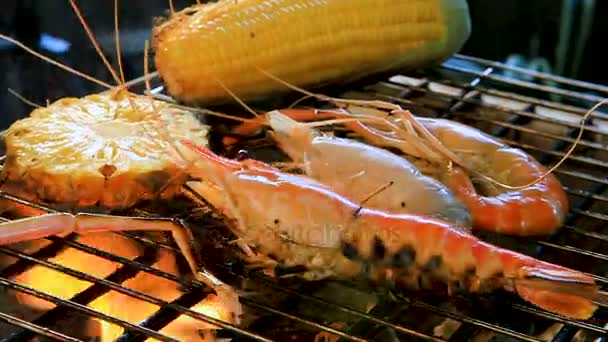Crevettes grillées au four à charbon barbecue — Video