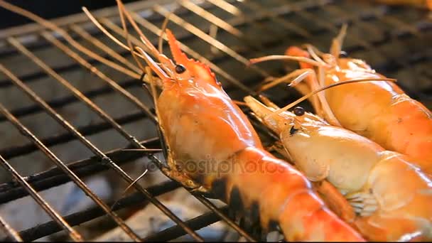 Grill faszén tűzhely grillezett garnélarák — Stock videók