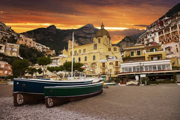 Bella panoramica della città di positano più popolare in viaggio destina — Foto Stock