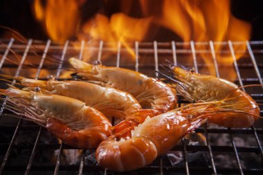 karides, soba Barbekü ateşe ızgara deniz ürünleri 
