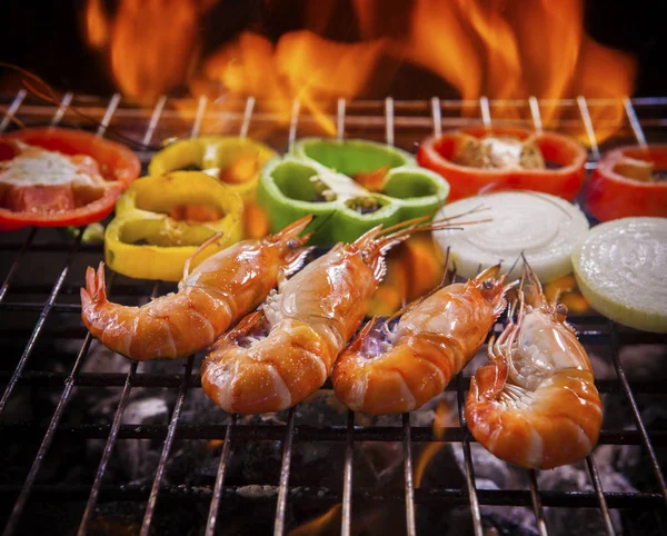 Shrimp,prawns grilled on barbecue fire stove with chilly onion f — Stock Photo, Image
