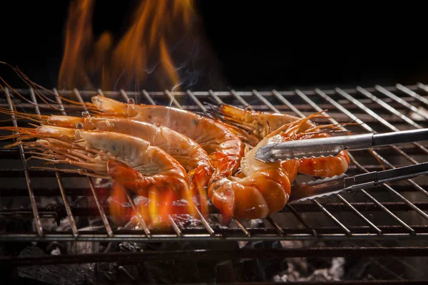Crevettes grillées sur le poêle à barbecue — Photo