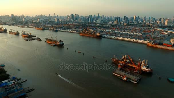 Tekne ve gemi trafiğinin chao praya Nehri bangkok Tayland havadan görünümü — Stok video