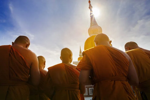 Thai buddha monge orando em prathat nadun mahasarakham mais impo — Fotografia de Stock