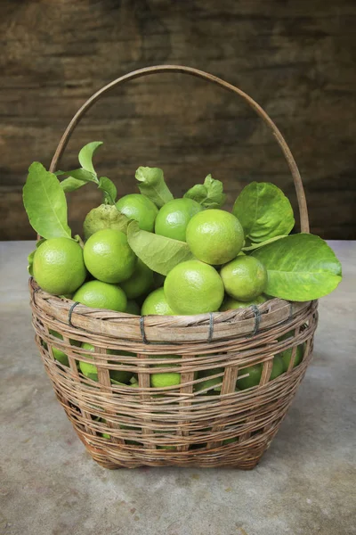 Тайский лайм фрукты, зеленый лимон в бамбуковой корзине — стоковое фото