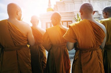 Mahasarakham Tayland - July8, 2017: Tayland Kuzey Doğu Mahasarakham ili Prathat Nadun pagoda en önemli Budizm yeri çevresinde dua Tay Buda munk