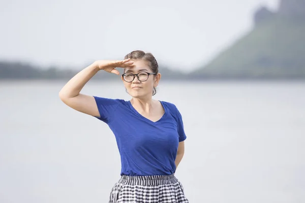 Retrato rosto de asiático mulher confiante agindo no local — Fotografia de Stock