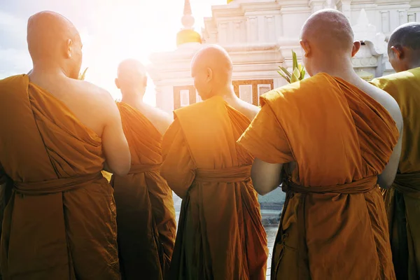 Mahasarakham Thailand - July8, 2017: thai buddha munk be runt Prathat Nadun pagoda viktigaste buddhismen plats i Mahasarakham provinsen nordöstra Thailand — Stockfoto