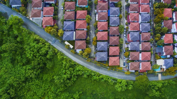 Iyi çevre ev köy ve yeşil alan o havadan görünümü — Stok fotoğraf