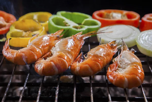 Shrimp grilled on barbecue stove with chilly and onion ring — Stock Photo, Image