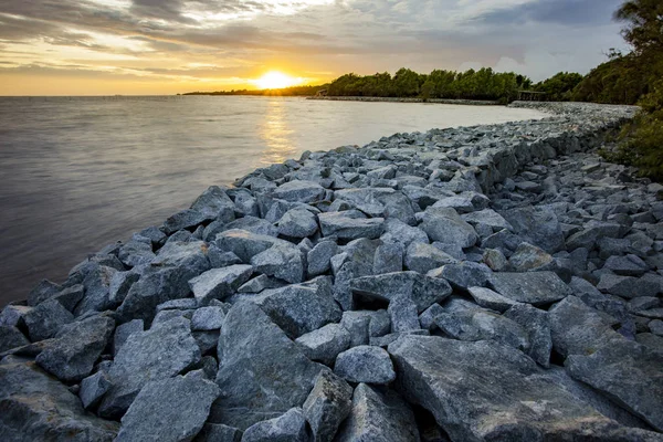 Diga di roccia proteggere l'erosione costiera in Thailandia bangpoo — Foto Stock